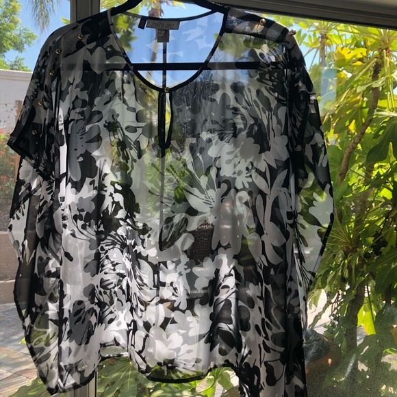 Jennifer Lopez black and white floral top - Picture 4 of 5